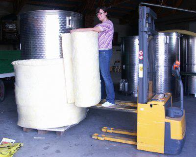 Picture 2: Even more insulation goes around the tank.