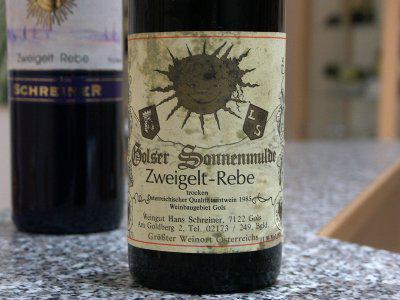 Nahaufname vom Etikett des 1985er Zweigelt.