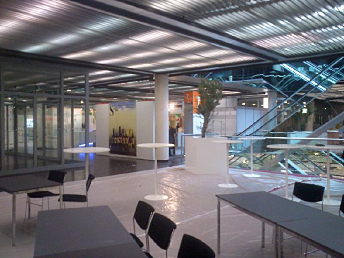 Unser Stand, schon von weitem zu sehen.