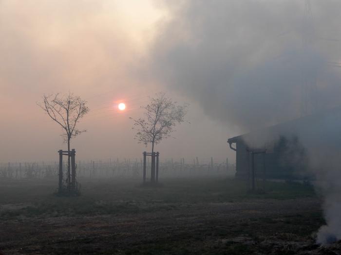 Die Morgensonne schafft es fast nicht durch die Rauchschwaden.