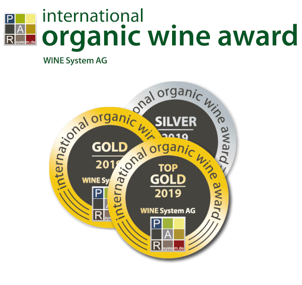Logo of the International Oranic Wine Award with medals.