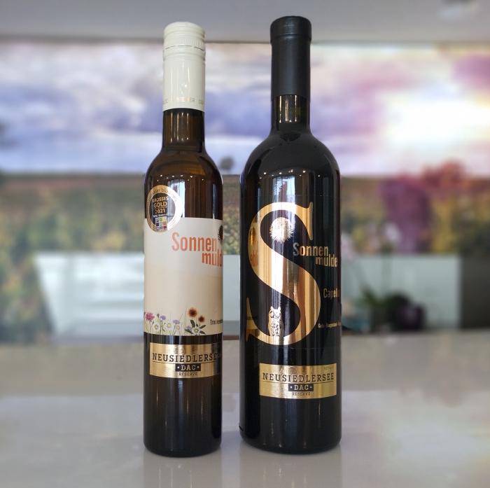Nahaufnahme je einer Flasche Neusiedlersee DAC Reserve Zweigelt und Neusiedlersee DAC Reserve Trockenbeerenauslese.