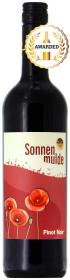 Eine Flasche Pinot Noir