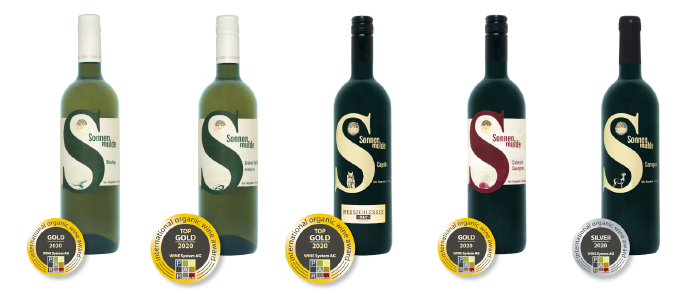 Bottle pictures of the awarded wines with their medals.